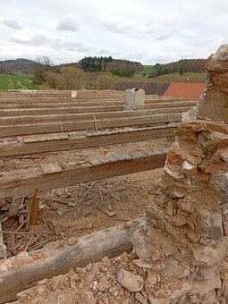 Staré trámy a rozebrání starých střech stodol