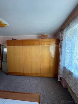 Postel a skříně