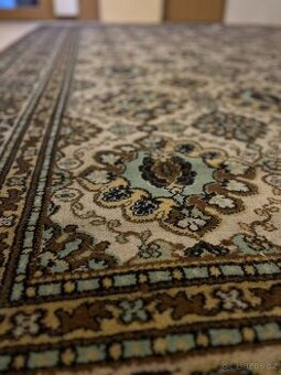 starý vzorovaný koberec