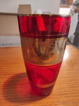 Váza Bohemia, červené sklo se zlatým dekorem