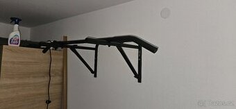 Posilovací hrazda na zeď skládací