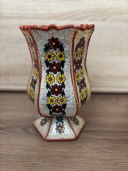 Retro dekorativní váza s květinovým motivem – ruční práce