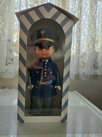 Figurka vojáka hradní stráže s kovovou puškou