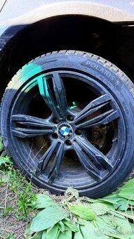 BMW E60 — černé disky R18 s pneumatikami