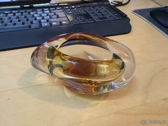 Masivní skleněný dekorativní popelník - hutní sklo