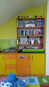Skříně (lžutá, oranžová) s knihovnou do pokoje - 1