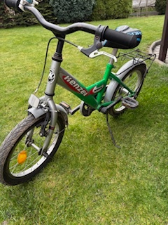 Dětská kola zelené 300, žluté 200 Kč.