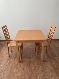 Dřevěný jídelní stůl 80x80 a dvě židle