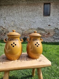 Na cibuli, česnek a koření