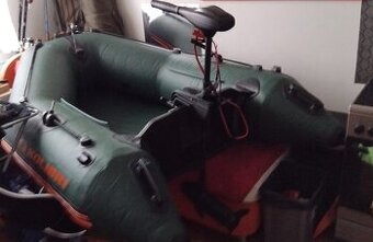 Rybářský člun s elektrickým motorem