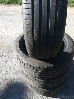 235/45R18