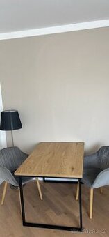 Jídelní stůl, židle a lampa