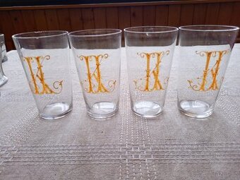 Starožitné sklenky s ozdobným monogramem