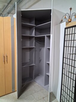Šatní skříň rohová
