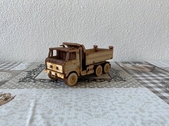 Nový dřevěný model Tatra 815 - sklápěč