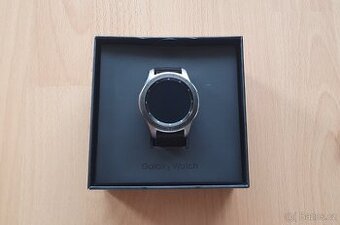 Samsung Galaxy Watch, pěkný stav, včetně bezdrátové nabíječk