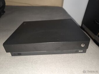 XBOX ONE X + 1TB + 4 HRY(Bez krabice)