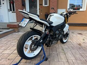 YAMAHA R6 -STREET-BIKE-