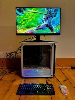 PC s monitorem, sluchátky, klávesnicí a myší