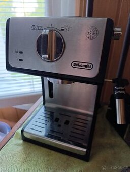 Kávovar DeLonghi 15bar, páka, nádoba na kávu
