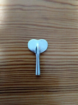 Klíček k retro kovové zobající slepičce