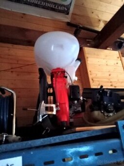 Motorový postřikovač.