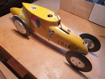 Starý upoutaný rychlostní model auta