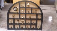 Polička s mosaznými miniaturami