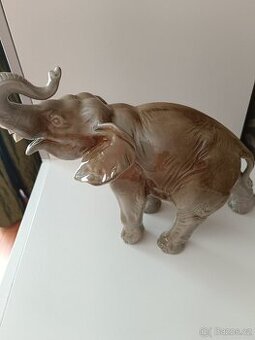 Porcelánová soška slon