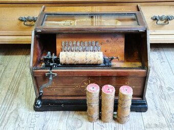 Starožitný hrací stroj The Cabinet Roller Organ, 1887, USA