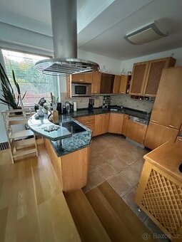 Kuchyňská linka s kamennou deskou