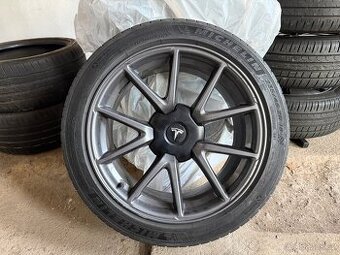 Sada kol Tesla Model 3 R18