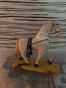Dřevěný starožitný koník na kolečkách