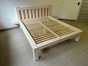 Dřevěná smrková postel
