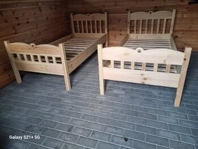 Dřevěná postel z masivního dřeva