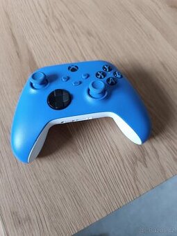 Modrý ovladač k Xboxu one