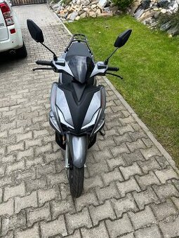 Skůtr Yuki 125i via na benzín skoro nový.