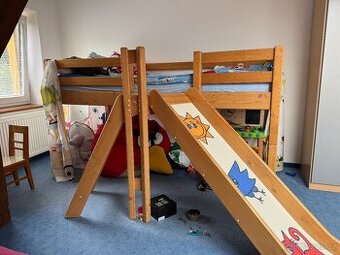 Dētská vyvýsená postel od Domestav se skluzavkou