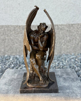 Bronzová socha Zadumaný Satan temná mystická figurka luxusní