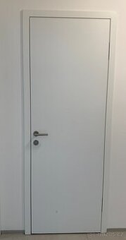 Interiérové bílé dveře 70x210cm, bezfalcové s kováním
