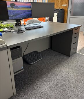 Prodáme 5 ks velkých kancelářských stolů