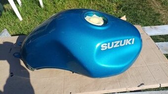 Nádrž Suzuki Bandit 600 GN77A