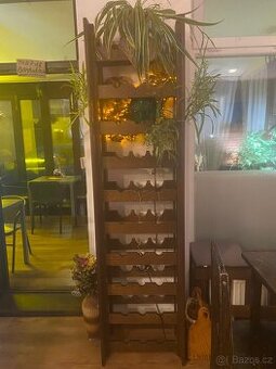 Luxusní dřevěný stojan na víno – ručně vyráběný kus nábytku