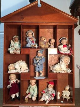 sběratelské panenky porcelánové značené  a polička