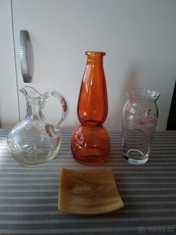 Skleněné vázičky a talířek.