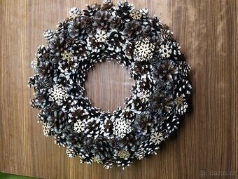 Vánoční věnec ze šišek