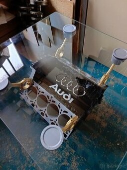 Konferenční stolek z bloku motoru V8 Audi .