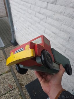 Starý dřevěný náklaďák