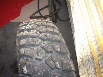 Pneu s Hrotama off road