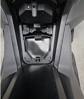 Honda ADV 350 přihrádka na klíče